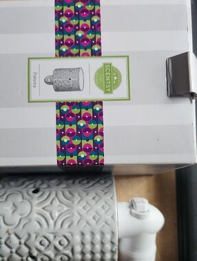 Scentsy Paloma Ceramic Plug-In Warmer in Gray and White